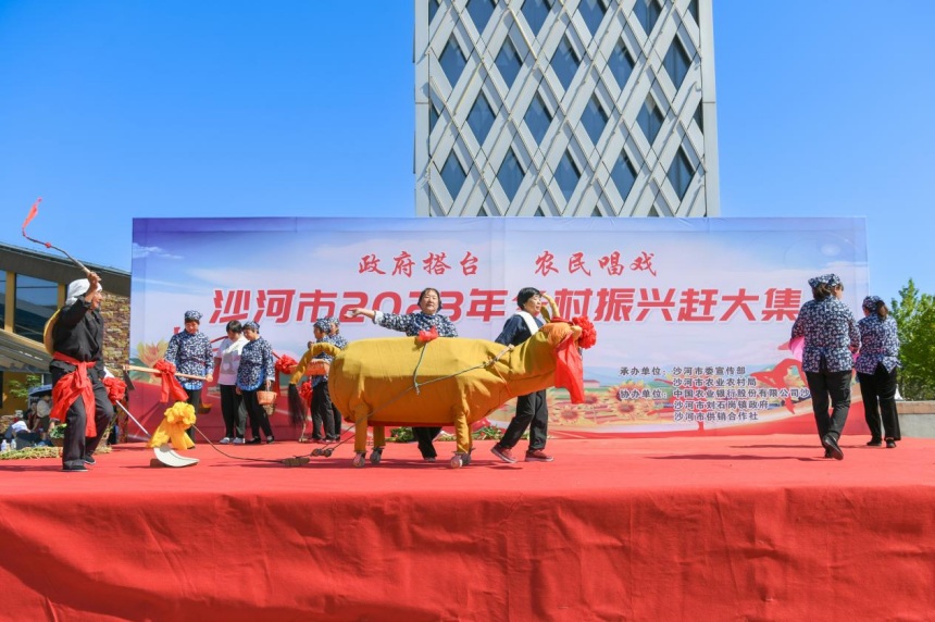 沙河市刘石岗镇上关村的李双玲等人表演舞台剧《丰收年》。 高儒森摄