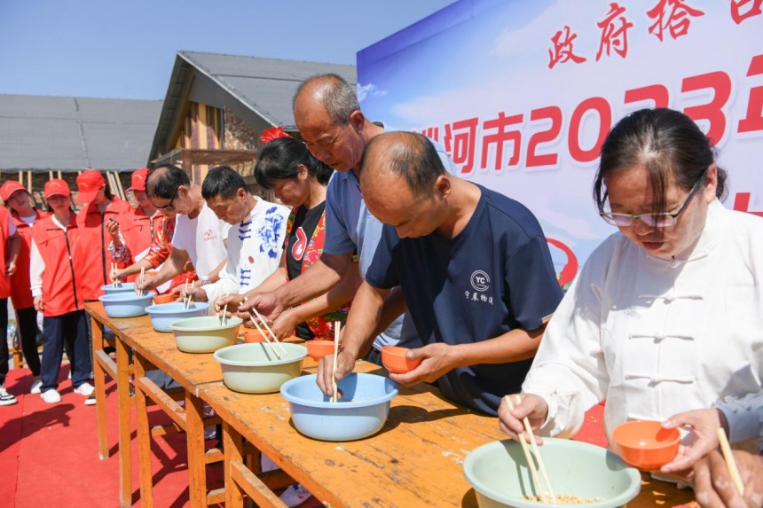 现场进行了趣味活动比赛。 高儒森摄