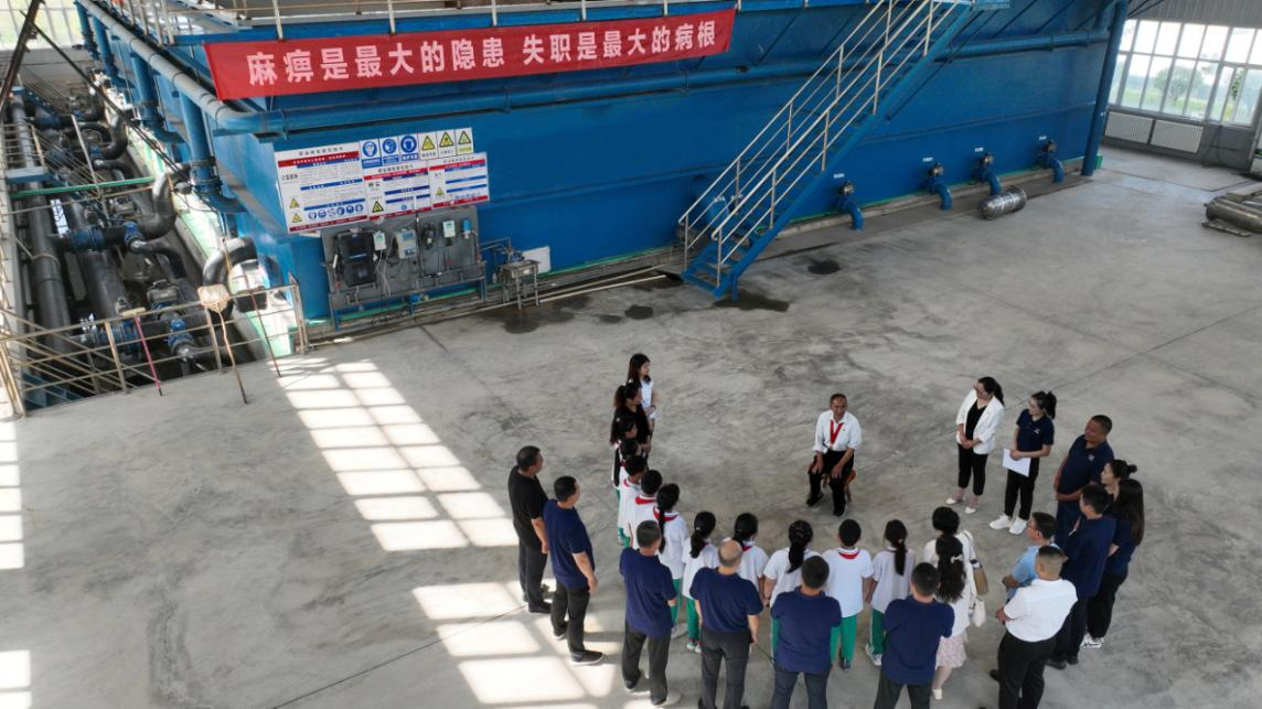 9月20日，易县水利局“供水之情”理论宣讲团公益课堂成员赵来栓在为师生们进行宣讲。 王斌摄