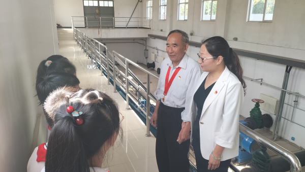 9月20日，宣讲员赵来栓与师生互动，普及节约用水知识。 王斌摄