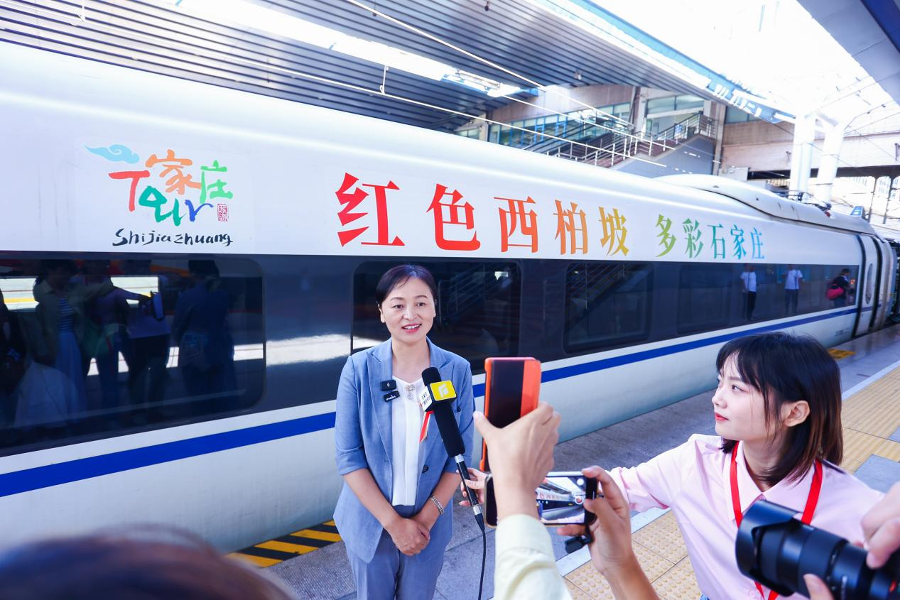 石家庄市文化廣電和旅游局相關負責人現場推介“紅色西柏坡 多彩石家庄”。 石家庄市文旅局供圖