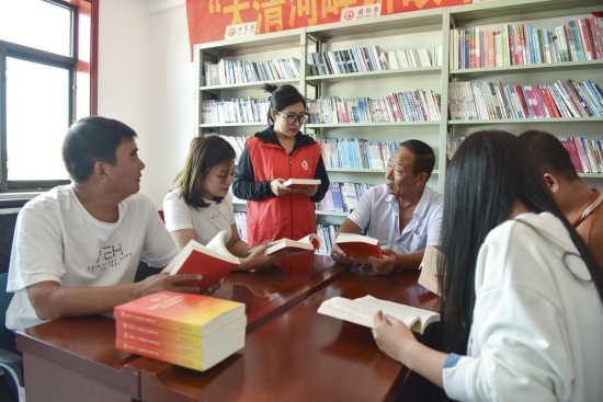 在文安縣史各庄鎮北辛庄村農家書屋，志願者正在和村民交流新政策、新思想。高丹鈺攝