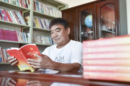 文安県史各荘鎮北辛庄村の農家の本屋で、村人は党の革新理論を学んでいる。高丹玉撮影