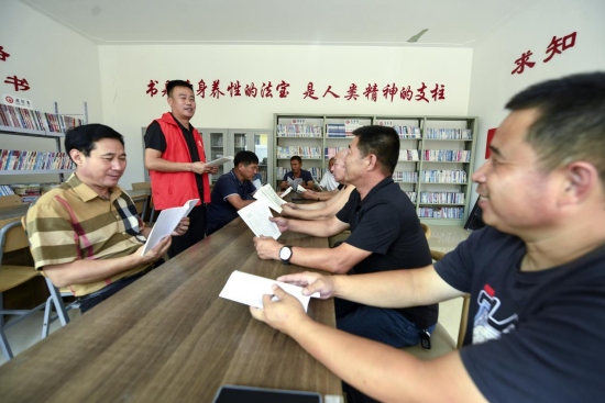 在文安县大围河乡东羊町村农家书屋，志愿者正在宣讲党和国家的新理论。高丹钰摄