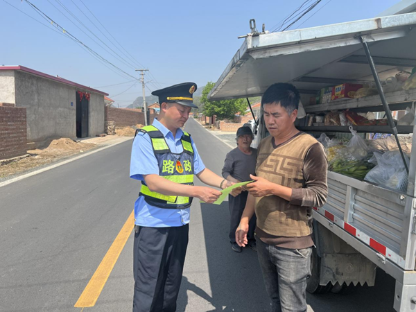 路政工作人員正在向貨車司機宣講。 隆化縣委宣傳部供圖