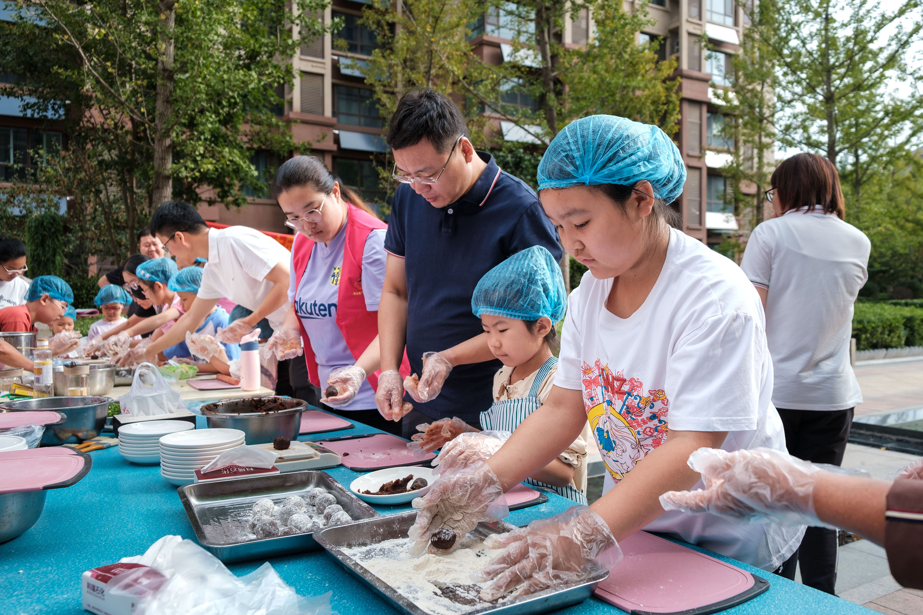 孩子们揉豆沙丸。 崔文吉摄