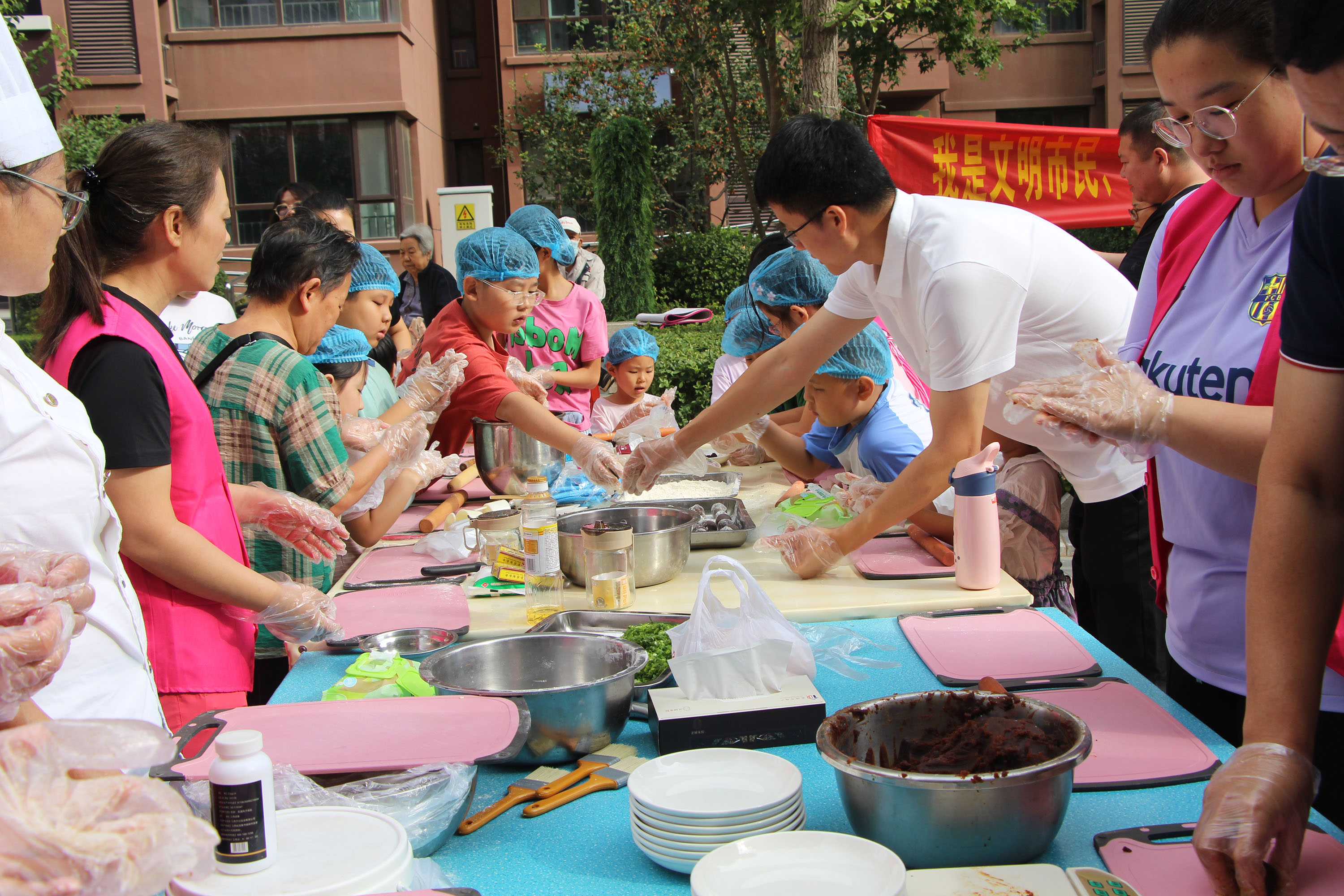 孩子们揉豆沙丸。 崔文吉摄