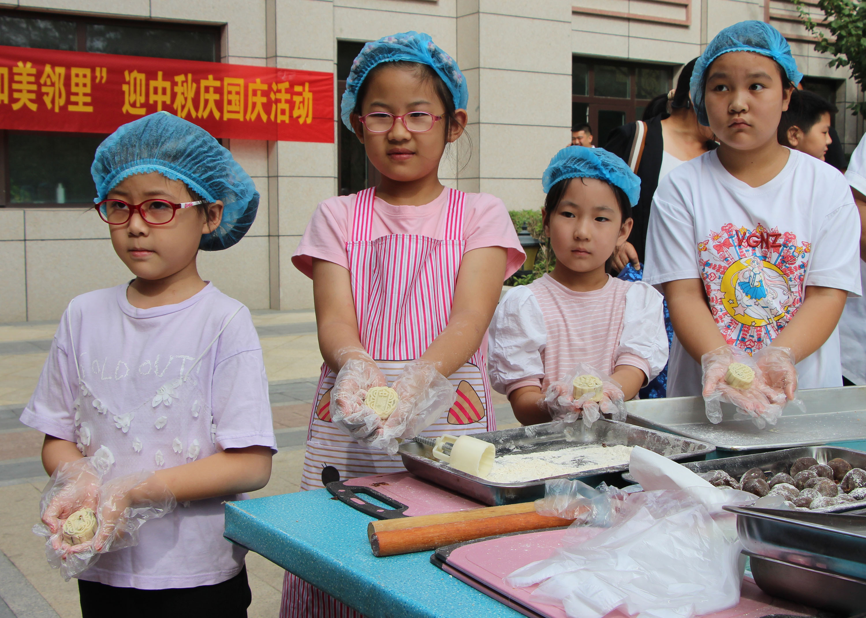 孩子们展示自己做的月饼。 崔文吉摄