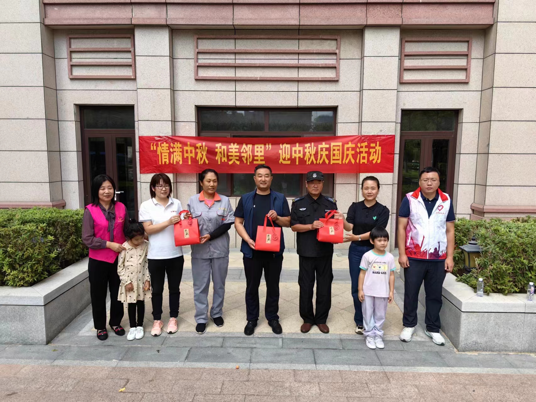 孩子将自己做的月饼送给小区环卫工、保安等。 崔文吉摄