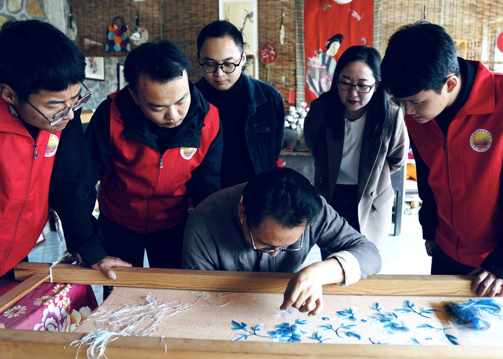 陈芳刚为学生示范京绣针法。 邵强摄
