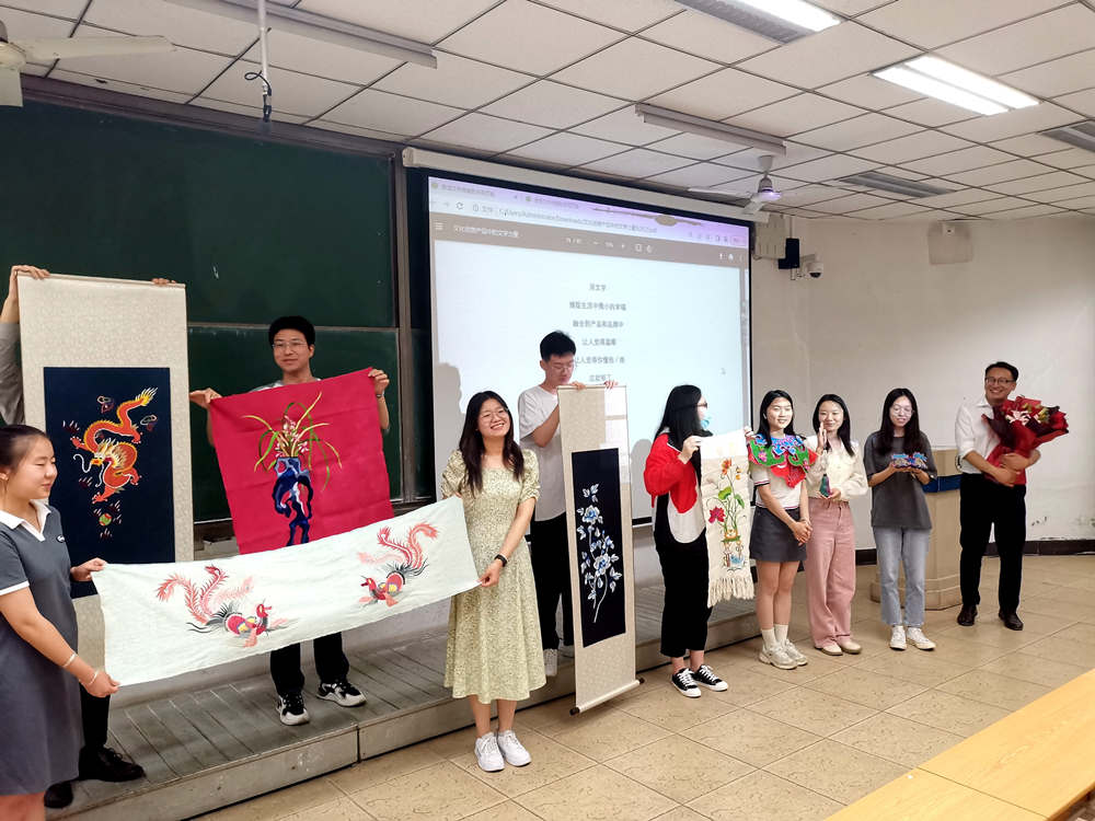 陈芳刚与师生交流传统非遗文化。 邵强摄