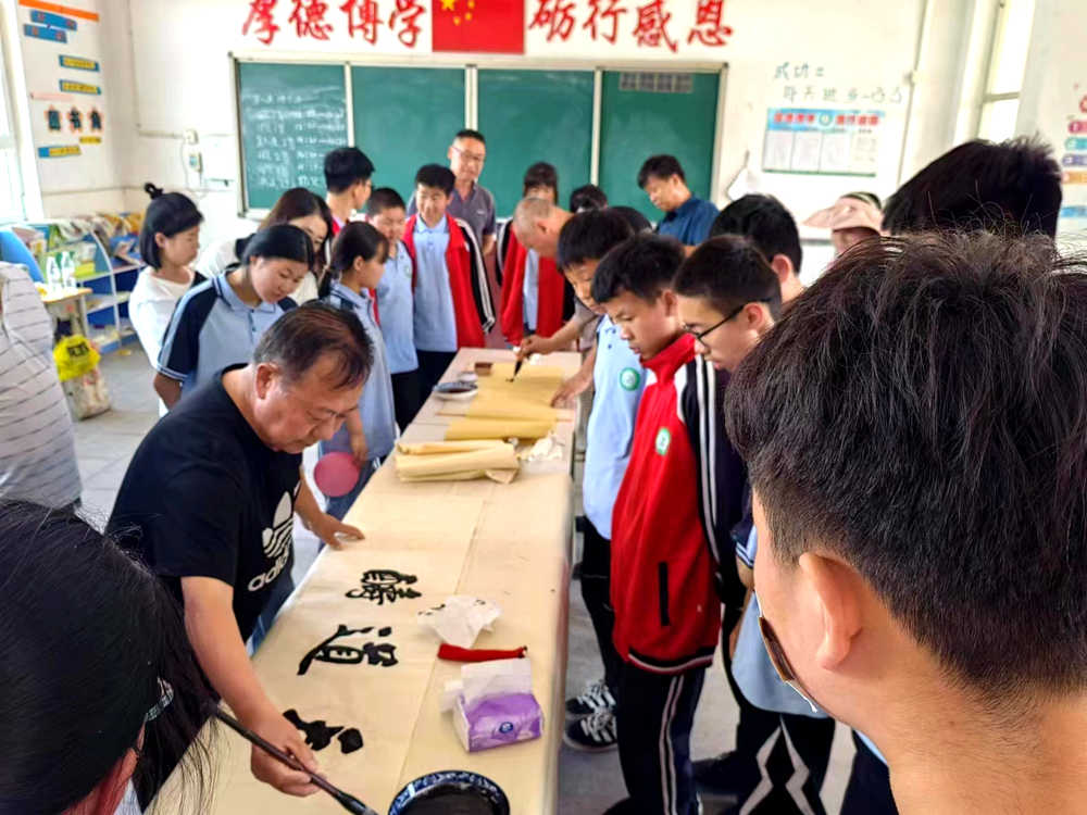 书法爱好者刘占忙为学生教授书法。 邵强摄