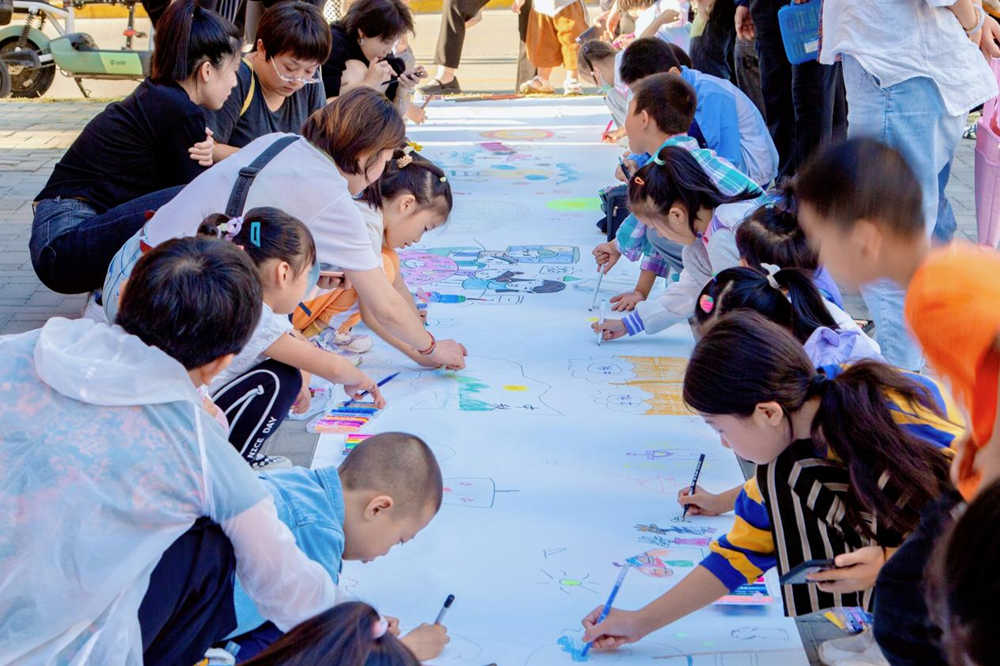 丰南区青年路街道御兴社区，居民们进行亲子绘画。 翟子阳摄