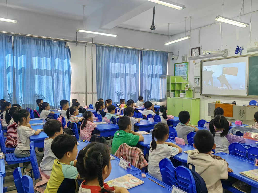 西港路小学举行“迎中秋、庆国庆”主题班会。 年月行摄