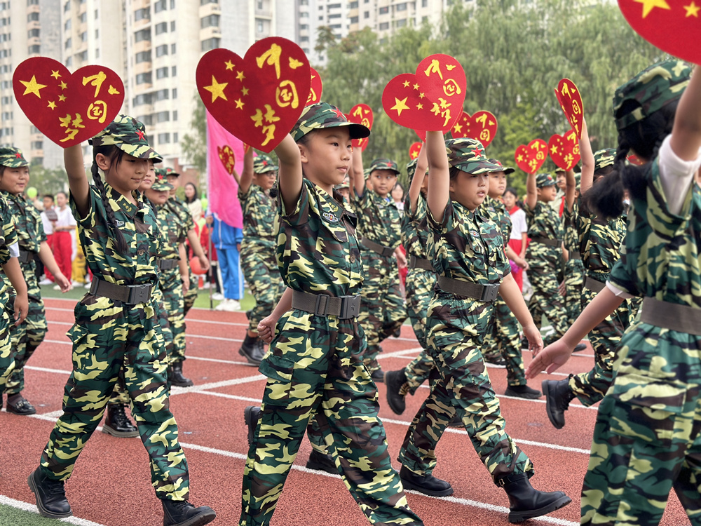 西港路小学主题活动现场。 董欣摄