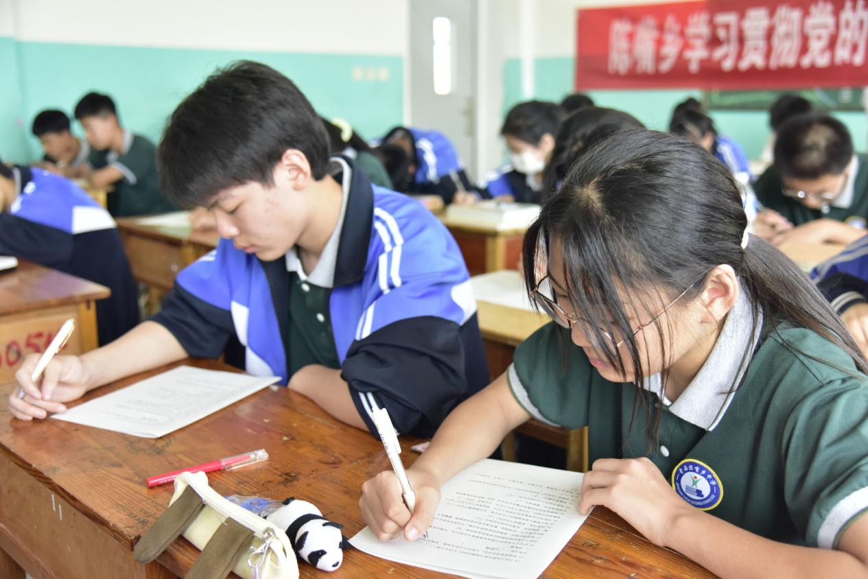 青县学生进行反邪教知识竞赛。 郭彩云摄	