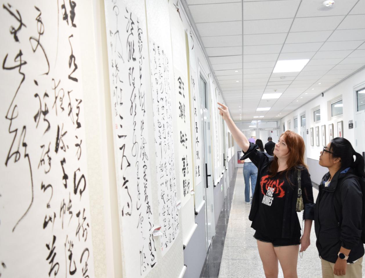 燕山大学国际教育学院留学生观看书法作品。 王亚男摄