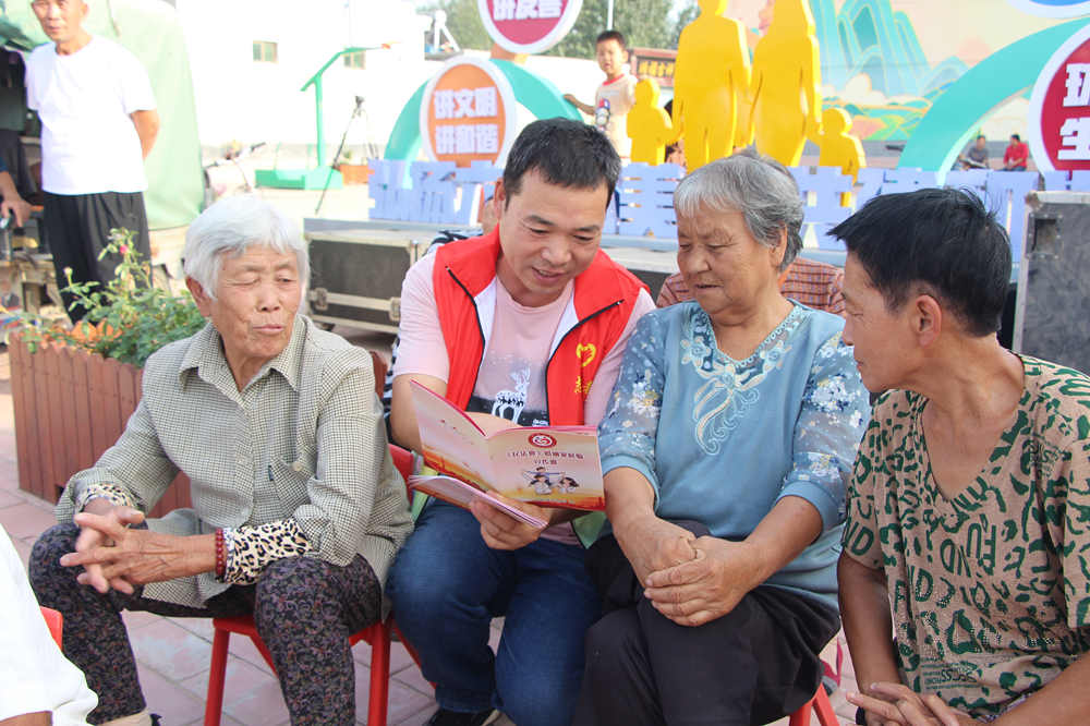 志願者向村民講解移風易俗相關知識。 楊瀰攝