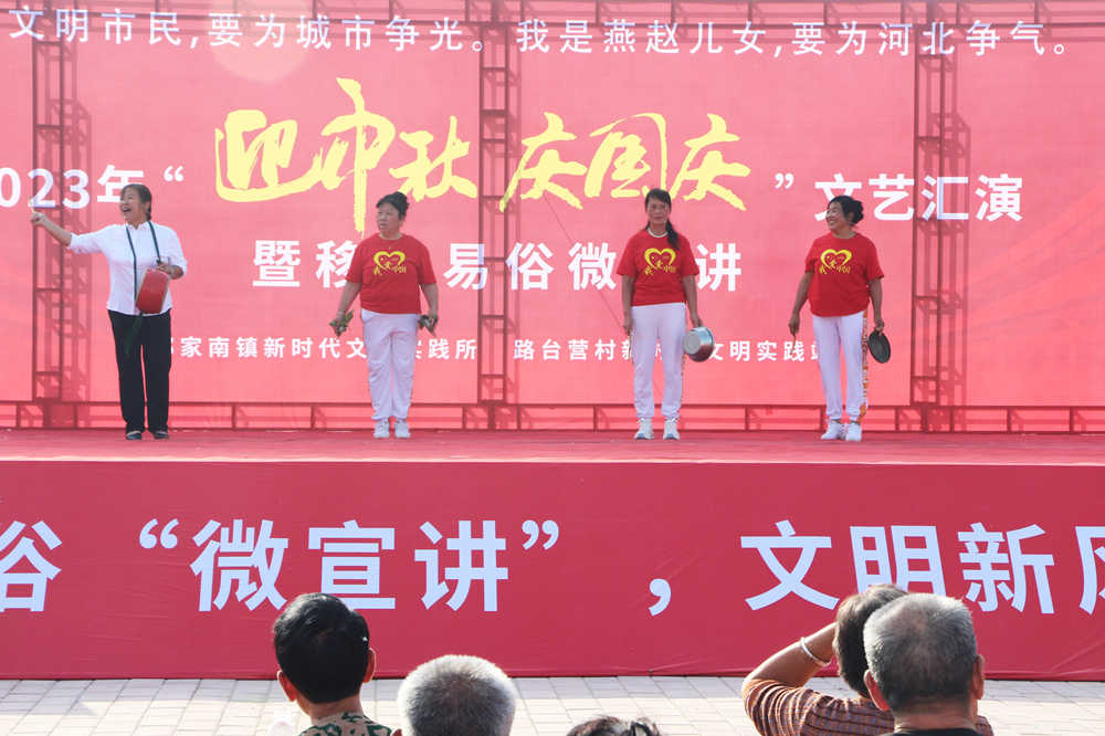 活動現場,村民自編自演的三句半《移風易俗》表演。 楊瀰攝