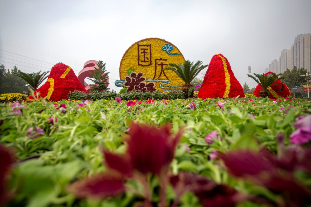 9月28日，河北省邯郸市复兴区，一盆盆鲜花扮靓古城大街小巷。 聂长青摄
