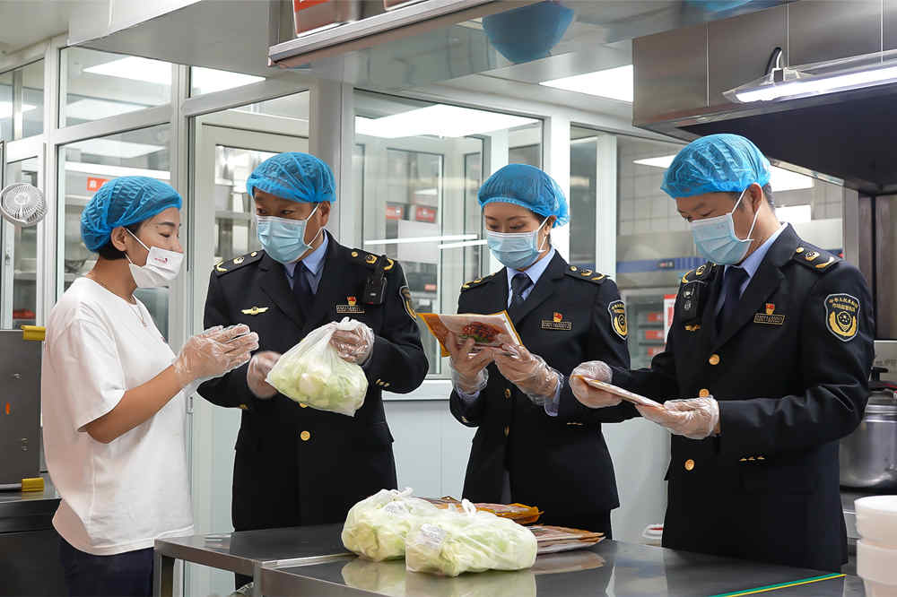 石家庄市桥西区开展食品安全专项检查。 翟志华摄
