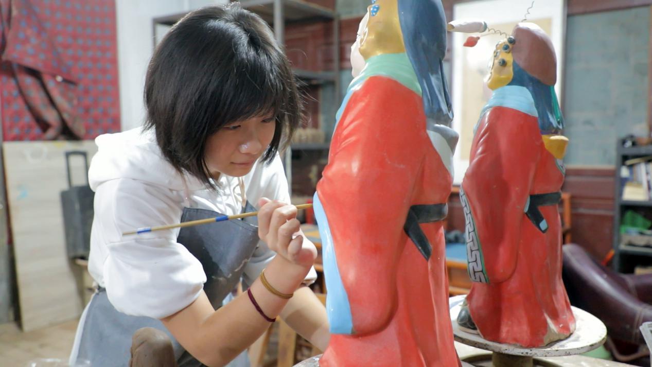 “三痴斋”泥塑艺人正在彩绘“兔儿爷”。 董栋摄