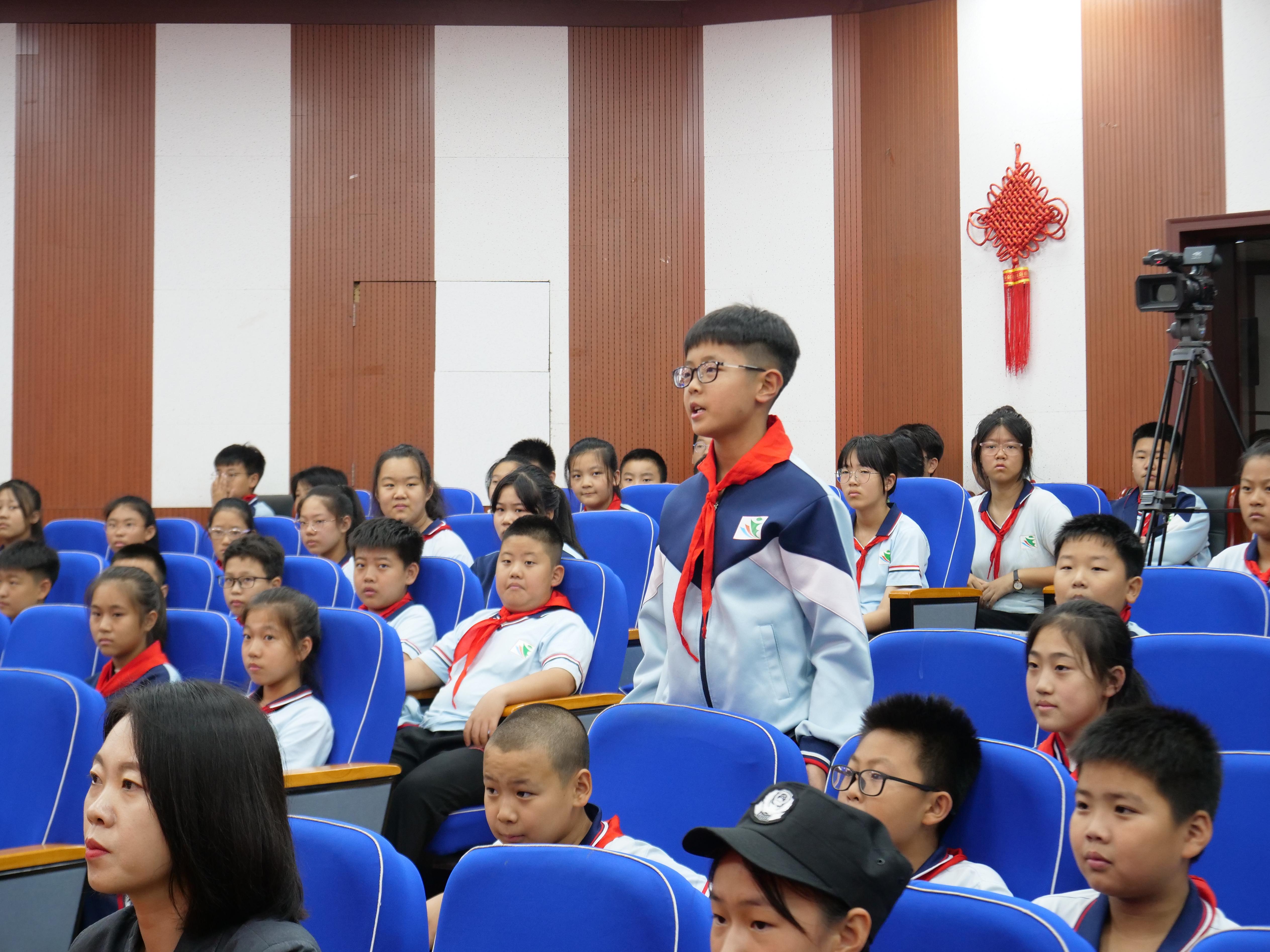 在河北省唐山市丰南区第一实验小学,学生与法院干警积极互动回答问题。 崔光摄