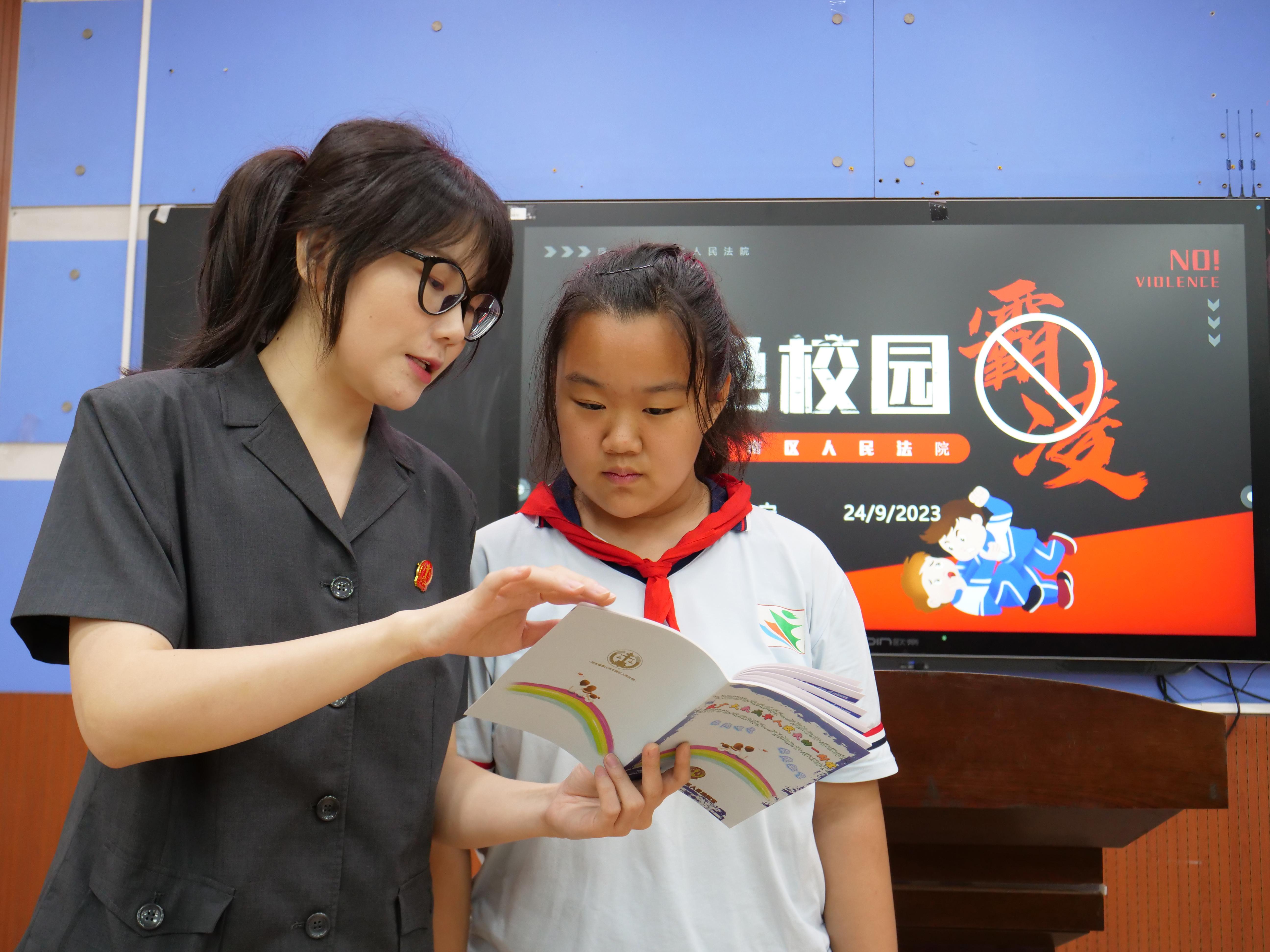 在河北省唐山市丰南区第一实验小学，法院干警正在为学生讲解法律常识及预防措施。 崔光摄