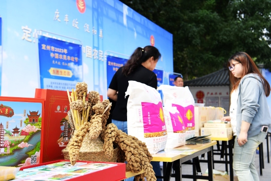 特色農產品展示區。 白永民攝