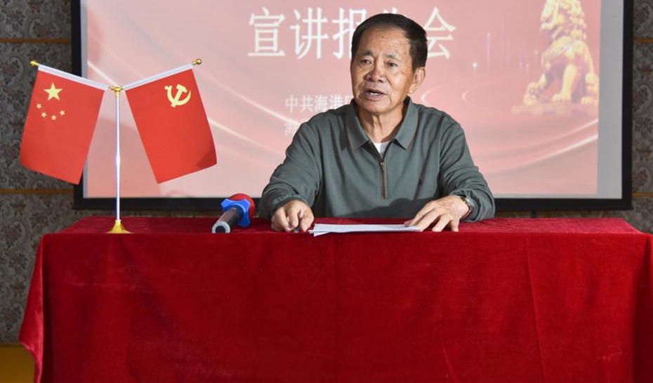 海港区草根宣讲团团长荆国舫正在宣讲。 刘若雨摄