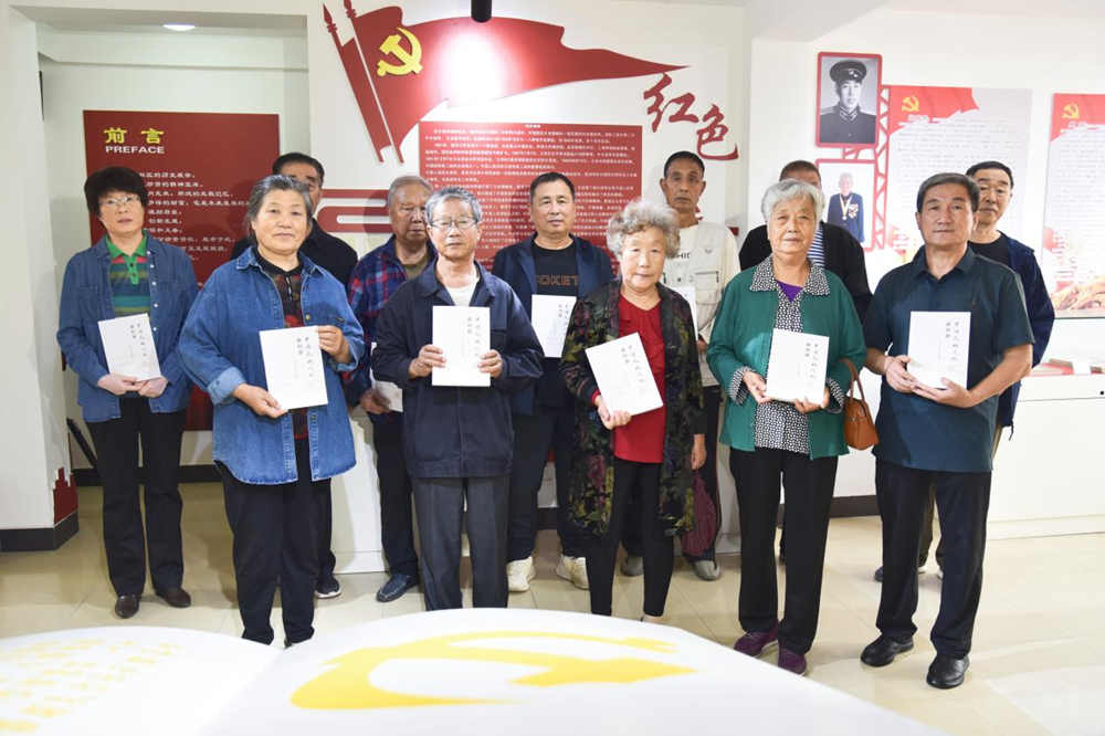 海港区委宣传部赠送“理论热点面对面”系列最新成果书籍。 刘若雨摄