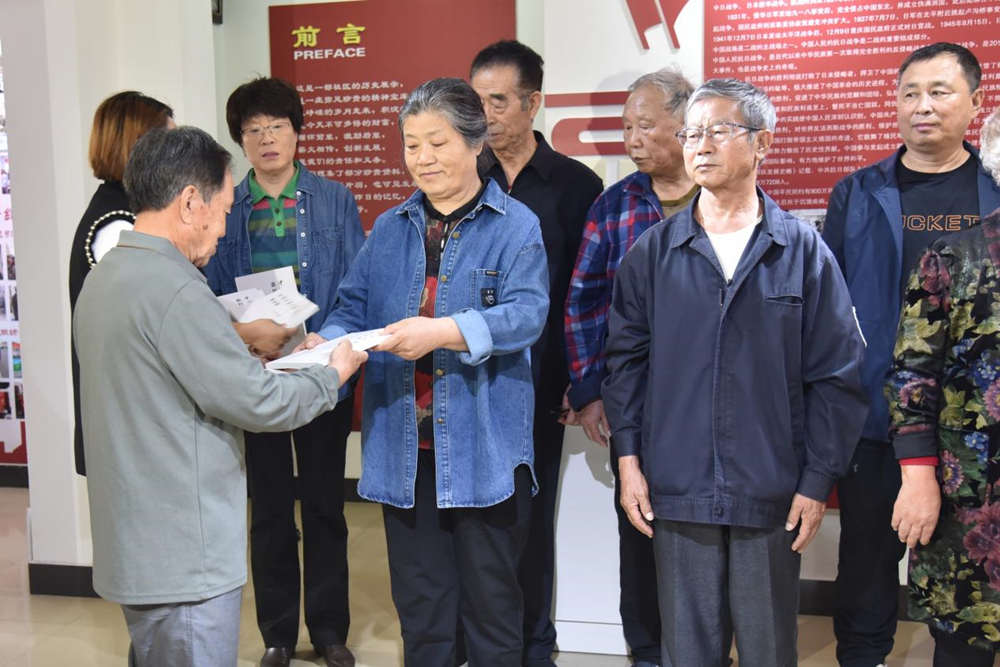 海港区委宣传部赠送“理论热点面对面”系列最新成果书籍。 刘若雨摄