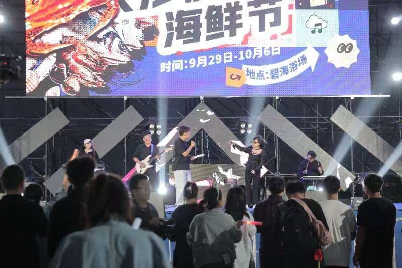 沙灘海鮮節現場。 樂亭縣委宣傳部供圖
