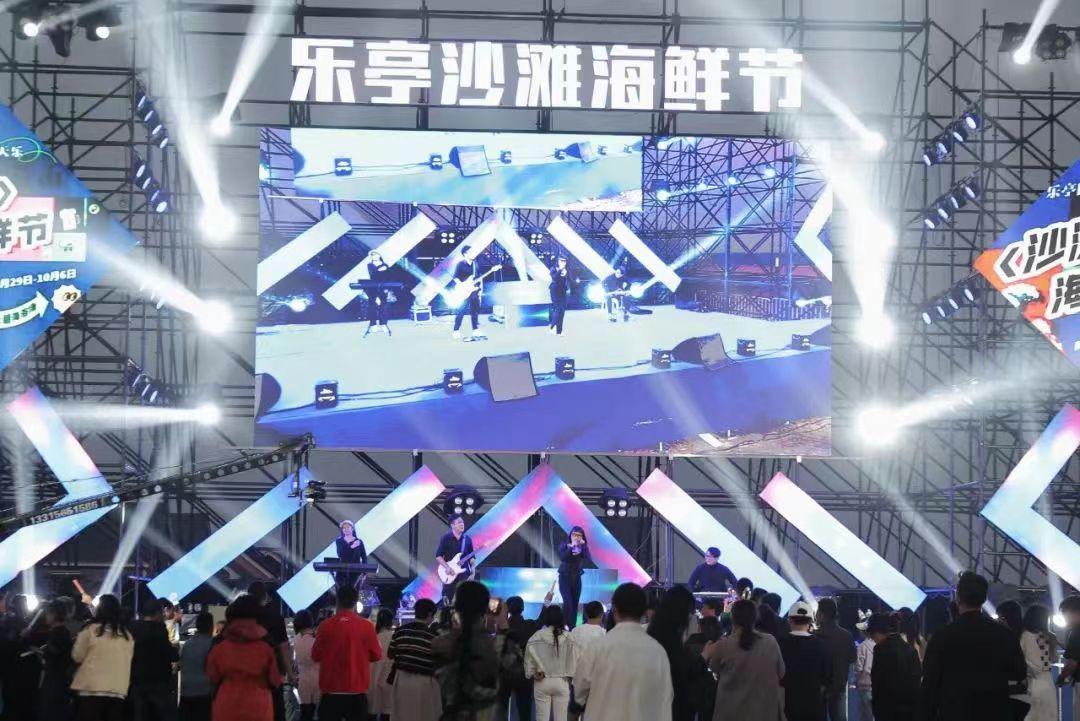沙灘海鮮節現場。 樂亭縣委宣傳部供圖