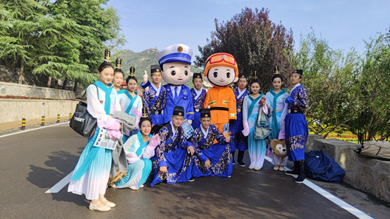 国家消防救援局河北机动队在景区开展志愿服务。 国家消防救援局河北机动队供图