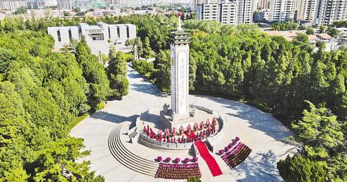 9月30日，南宮市小學生在冀南區烈士陵園瞻仰烈士紀念塔，緬懷英烈。河北日報記者 趙永輝攝