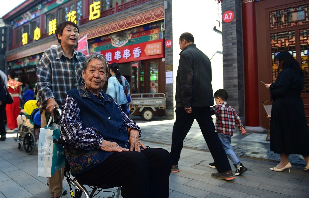 游客在运河畔的沧州南川老街游玩。 傅新春摄