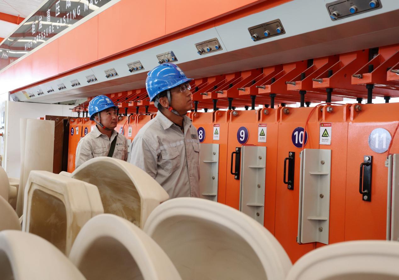 電力工人在唐山市豐南區一家企業成品生產車間巡檢電氣化電力設備。 周宇翔攝