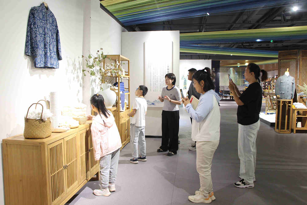 工作人员在打卡点为游客介绍展厅展品。 甄亚军摄