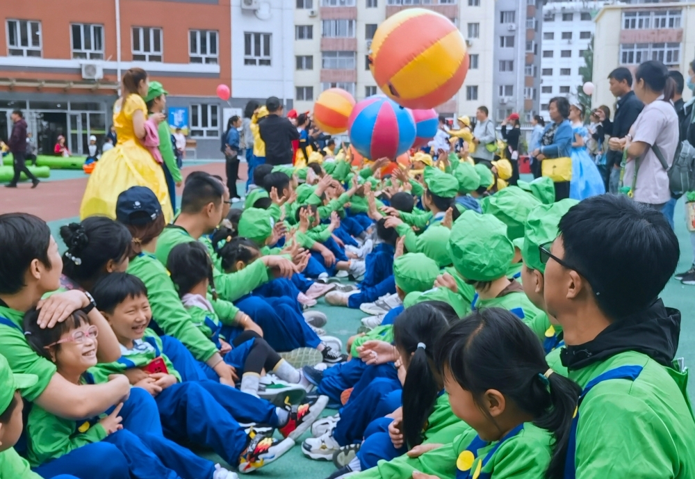 运动员们欢快传递“能量炮弹”。 孟瑶摄