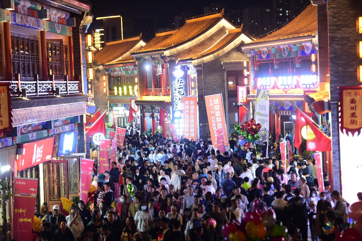 游客夜游南川老街。傅新春摄