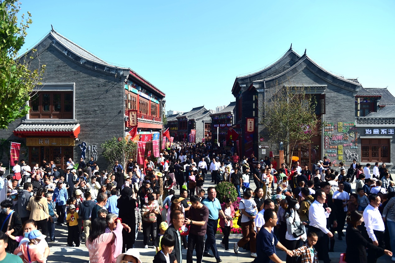 来南川老街游玩的游客量日均5万人。傅新春摄