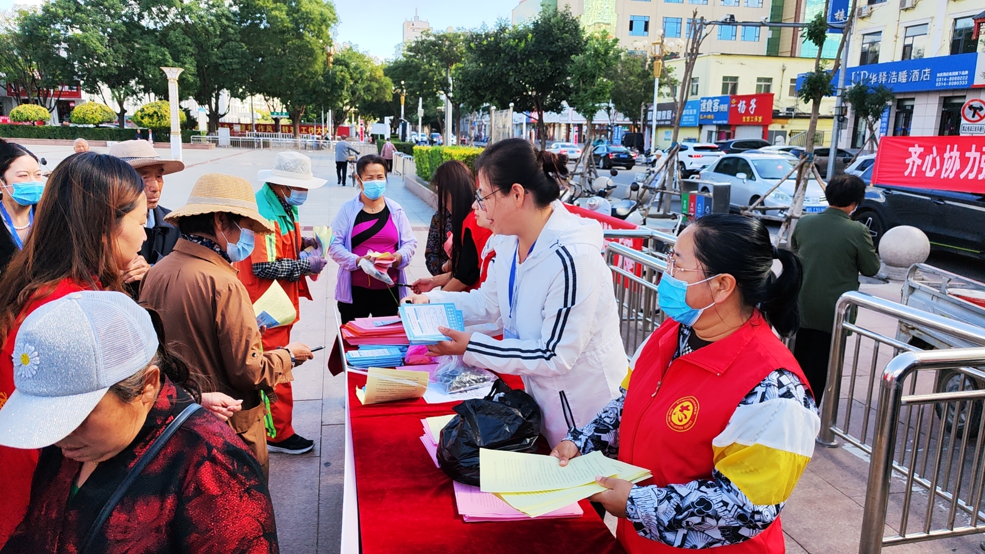 县统计局志愿者分发宣传单并讲解普查知识。 刘帅供图