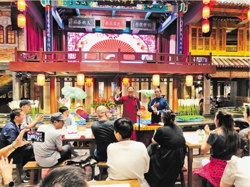 9月27日下午，沉浸式互動演藝《高手在民間》在保定宴飲食博物館上演，大堂裡一張張方桌旁坐滿了觀眾。 河北日報記者 李 巍攝