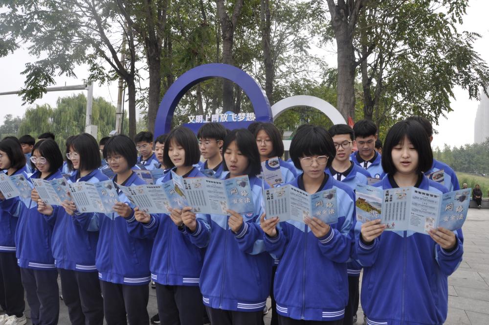 學生們在遷安市網絡文明主題公園內學習網絡安全知識.。 商立超攝