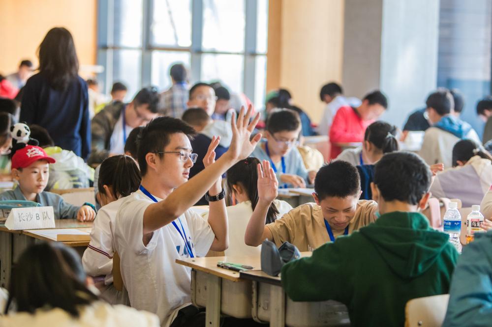 全國數獨錦標賽團體比賽中，選手正在討論答題。 薛雨詩攝