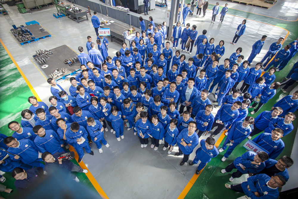 日前，河北省邯郸市第一中学高一学生200人，到复兴经济开发区开展研学活动。图为同学们在河北韶液机械科技有限公司生产车间，观摩起重设备演示及原理。 聂长青摄