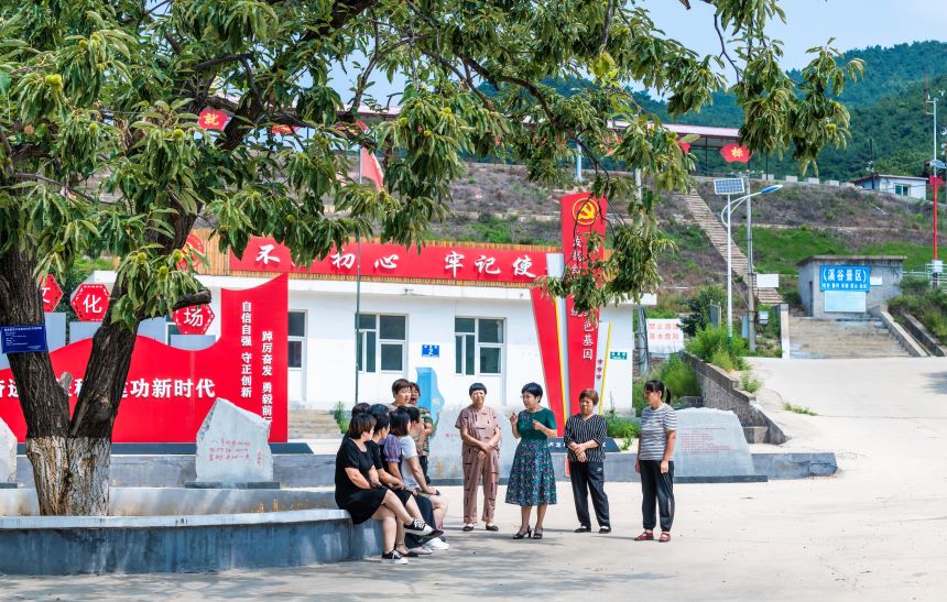 在河北省卢龙县刘田各庄镇柳河北山村,卢龙县家庭教育协会讲师李敏正绘声绘色讲述红色家风故事。 程子兴摄