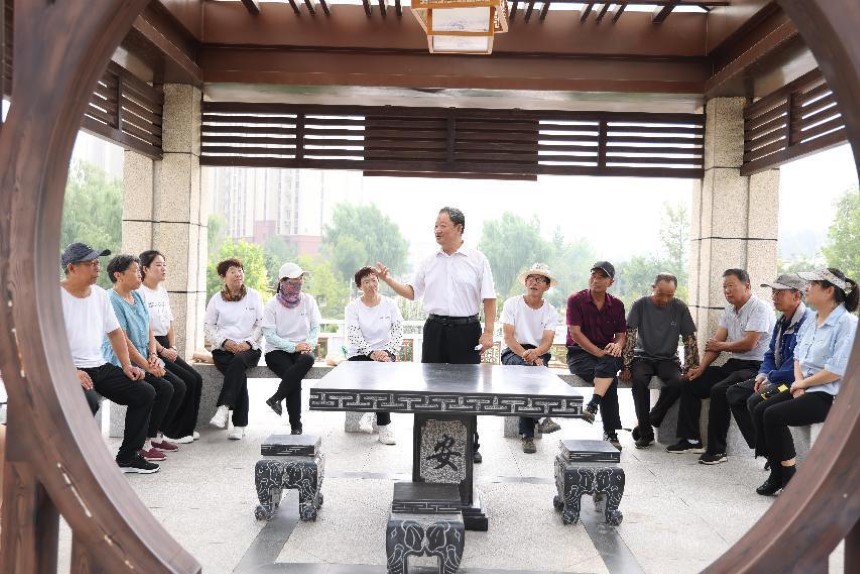 在河北省卢龙县卢龙镇宏屹国际城小区,退休干部王磊正在为小区群众宣讲党的二十大精神。 程子兴摄