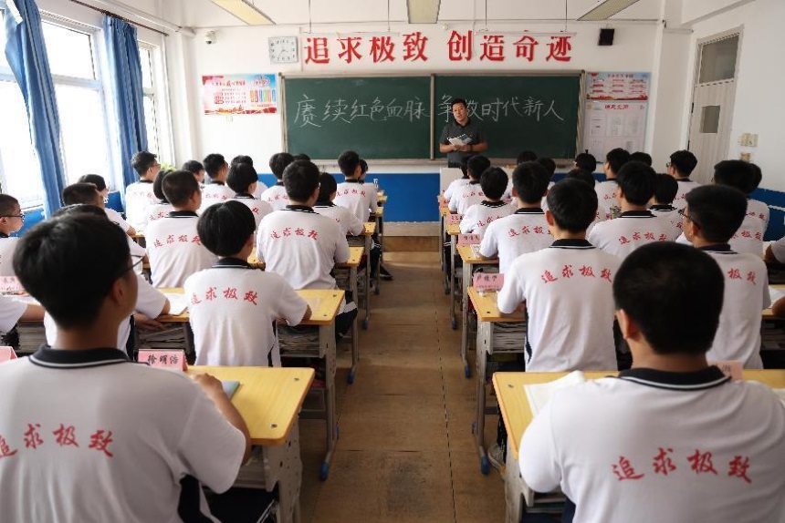 在河北省卢龙县中学刘大伟老师以“赓续红色血脉,争做时代新人”为主题给高一学生们上了一堂思政课,鼓励学生们传承大钊精神,奠定信仰之基,听党话、感党恩、跟党走,争做奋发向上的新时代好青年。 程子兴摄